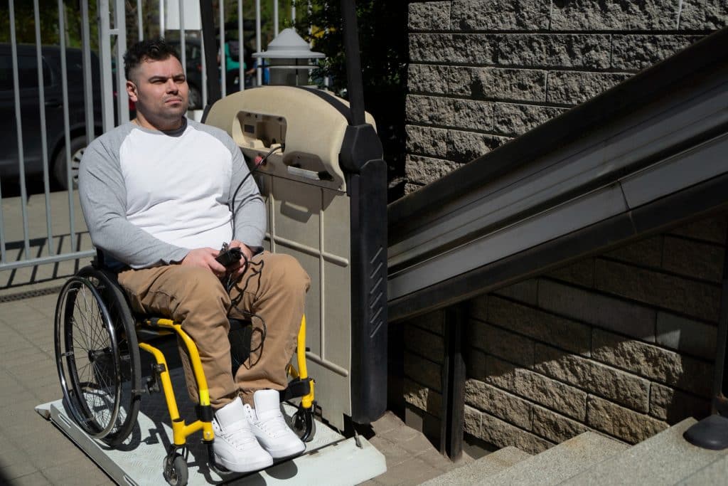 Hombre esperando para subir escalaeras