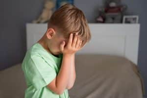 Niño triste y apartado