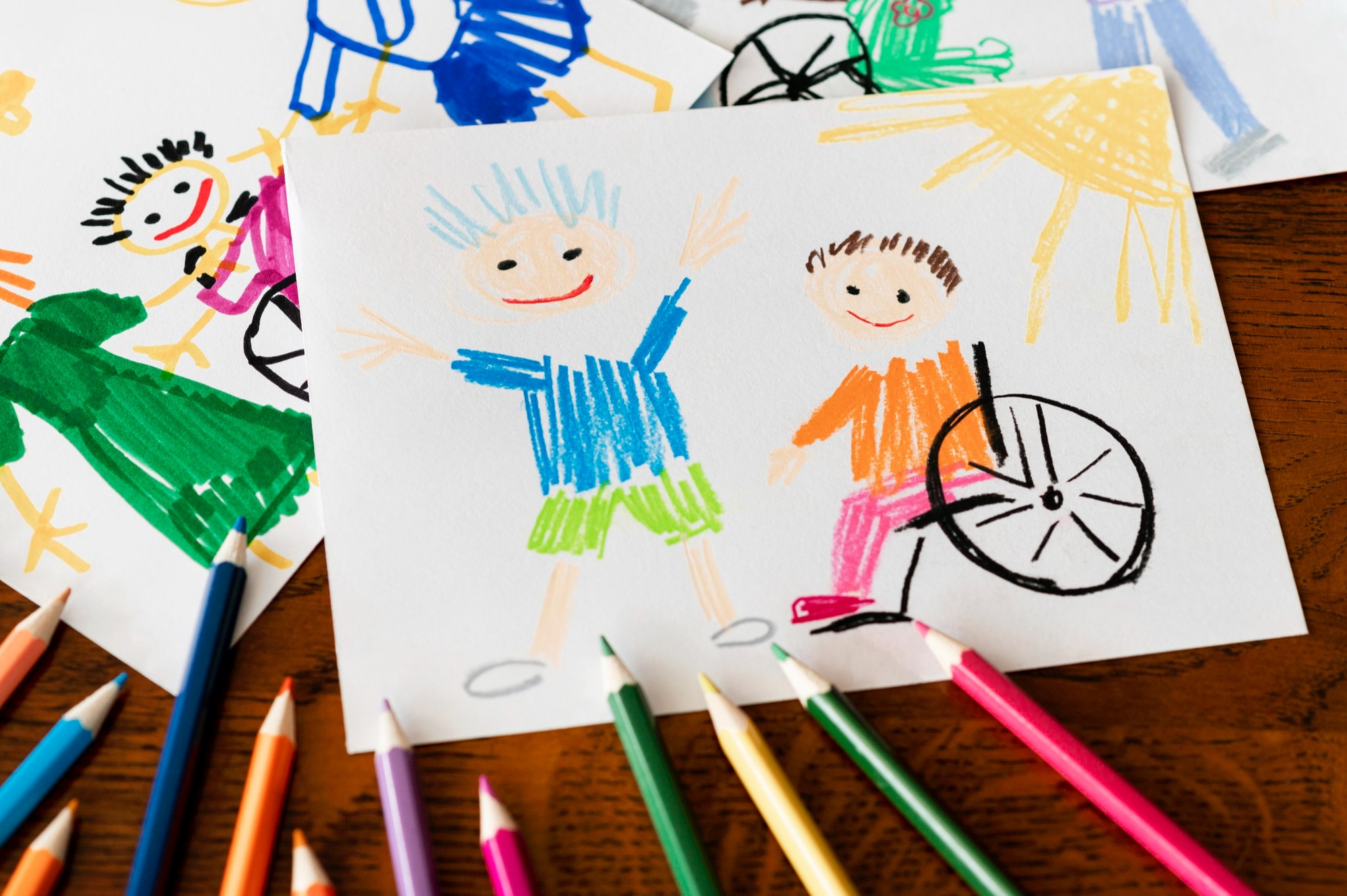 Dibujo de dos niños pasándoselo bien
