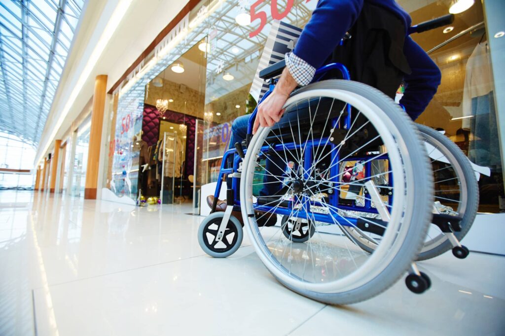 ley de accesibilidad para personas con discapacidad en centro comercial