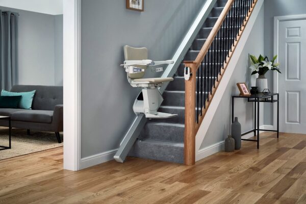 Silla salvaescaleras ubicada en el interior de una casa