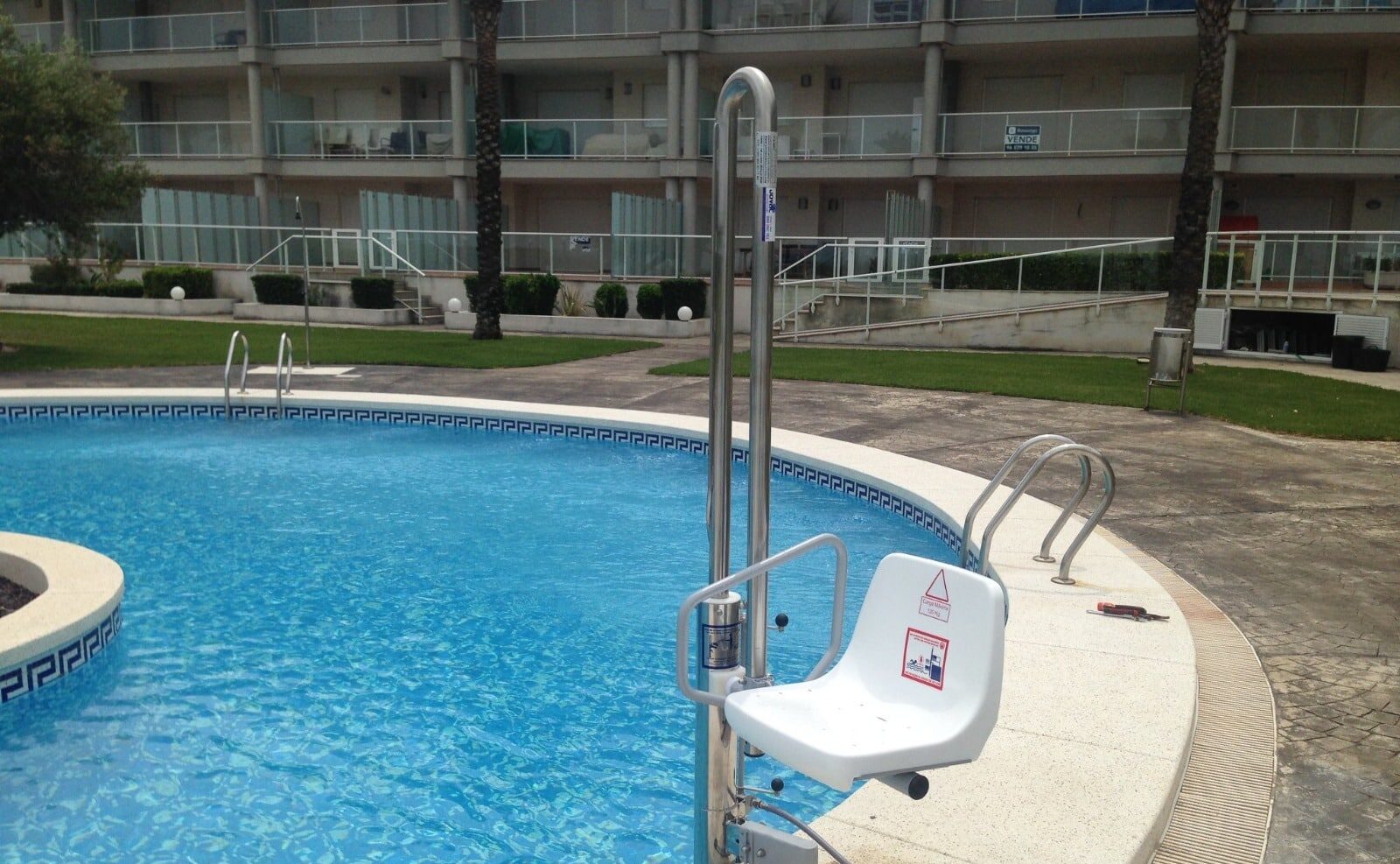 Silla salvaescaleras en una piscina en Murcia