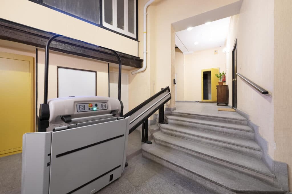 edificio con plataforma salvaescaleras cumpliendo la ley de propiedad horizontal